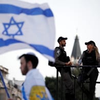Israelische Sicherheitskräfte, im Vordergrund ein Mann mit Israel-Fahne: Auf den Ernstfall vorbereitet.