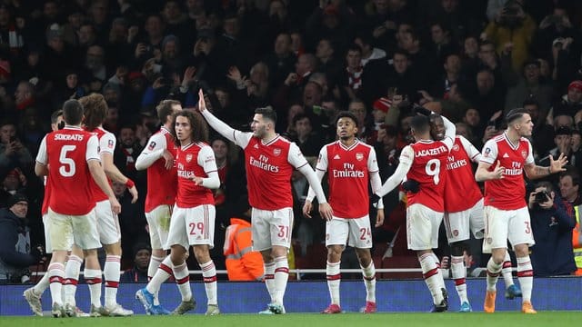 Arsenals Reiss Nelson (M) feiert mit seinen Teamkollegen seinen Treffer zum 1:0 gegen Leeds. Arsenals Reiss Nelson (M) feiert mit seinen Teamkollegen seinen Treffer zum 1:0 gegen Leeds.