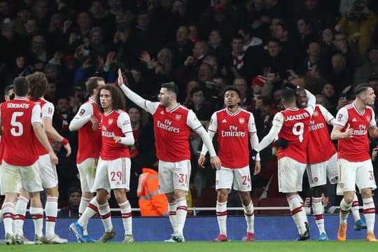 Arsenals Reiss Nelson (M) feiert mit seinen Teamkollegen seinen Treffer zum 1:0 gegen Leeds.