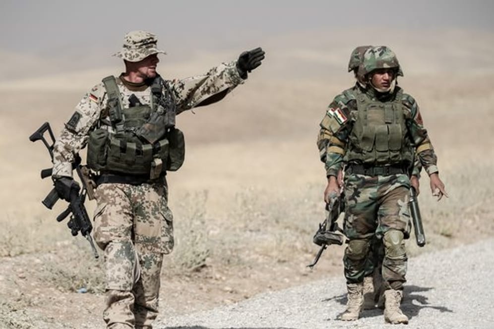Bundeswehrsoldaten und kurdische Peshmerga bei einer Übung im Irak.