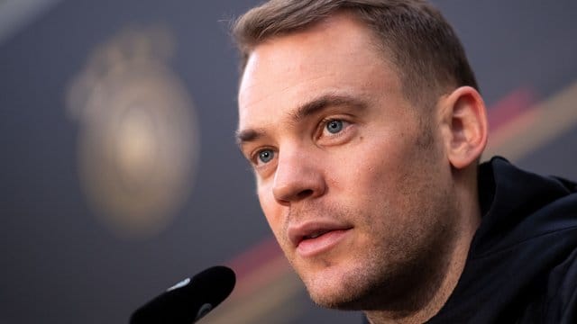 Wie auch alle anderen Bayern-Spieler erwartet Manuel Neuer gespannt den ersten Auftritt des neuen Bayern-Vorstands Oliver Kahn. Wie auch alle anderen Bayern-Spieler erwartet Manuel Neuer gespannt den ersten Auftritt des neuen Bayern-Vorstands Oliver Kahn.