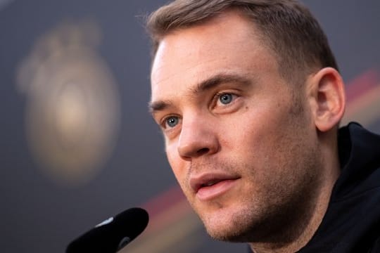 Wie auch alle anderen Bayern-Spieler erwartet Manuel Neuer gespannt den ersten Auftritt des neuen Bayern-Vorstands Oliver Kahn.