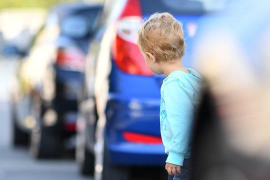 Kind auf der Straße: Dekra-Unfallforscher Markus Egelhaaf rät, die vorgeschriebene Geschwindigkeit nicht zu überschreiten und gegebenenfalls langsamer zu fahren.