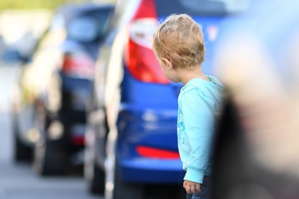 Kind auf der Straße: Dekra-Unfallforscher Markus Egelhaaf rät, die vorgeschriebene Geschwindigkeit nicht zu überschreiten und gegebenenfalls langsamer zu fahren.