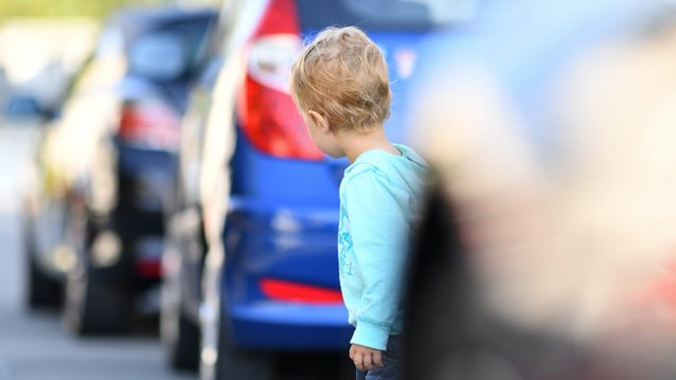 Kind auf der Straße: Dekra-Unfallforscher Markus Egelhaaf rät, die vorgeschriebene Geschwindigkeit nicht zu überschreiten und gegebenenfalls langsamer zu fahren.