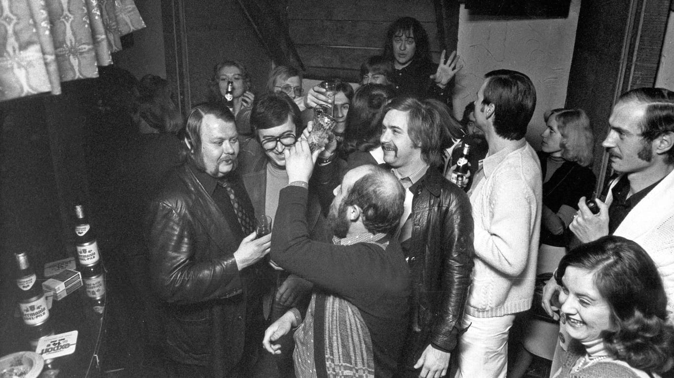 Das waren noch Zeiten: Udo Lindenberg (hinten im Bild) feiert Anfang der Siebzigerjahre in einer Hamburger Kneipe.