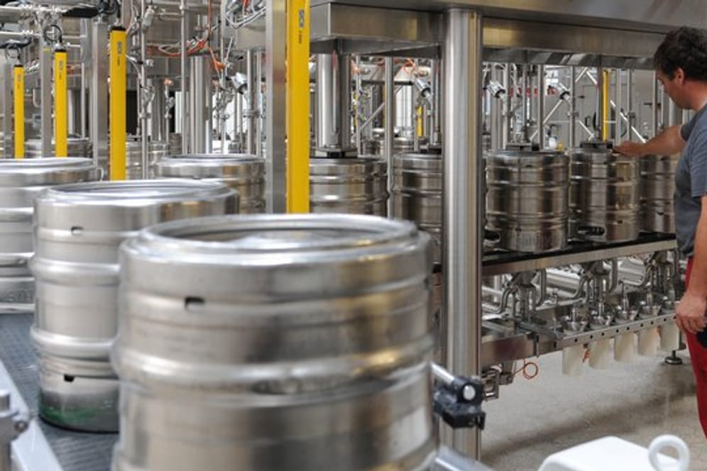 Bierfässer in einer Abfüllanlage: Die Radeberger Gruppe hebt für den Großteil seiner Produkte den Preis an.