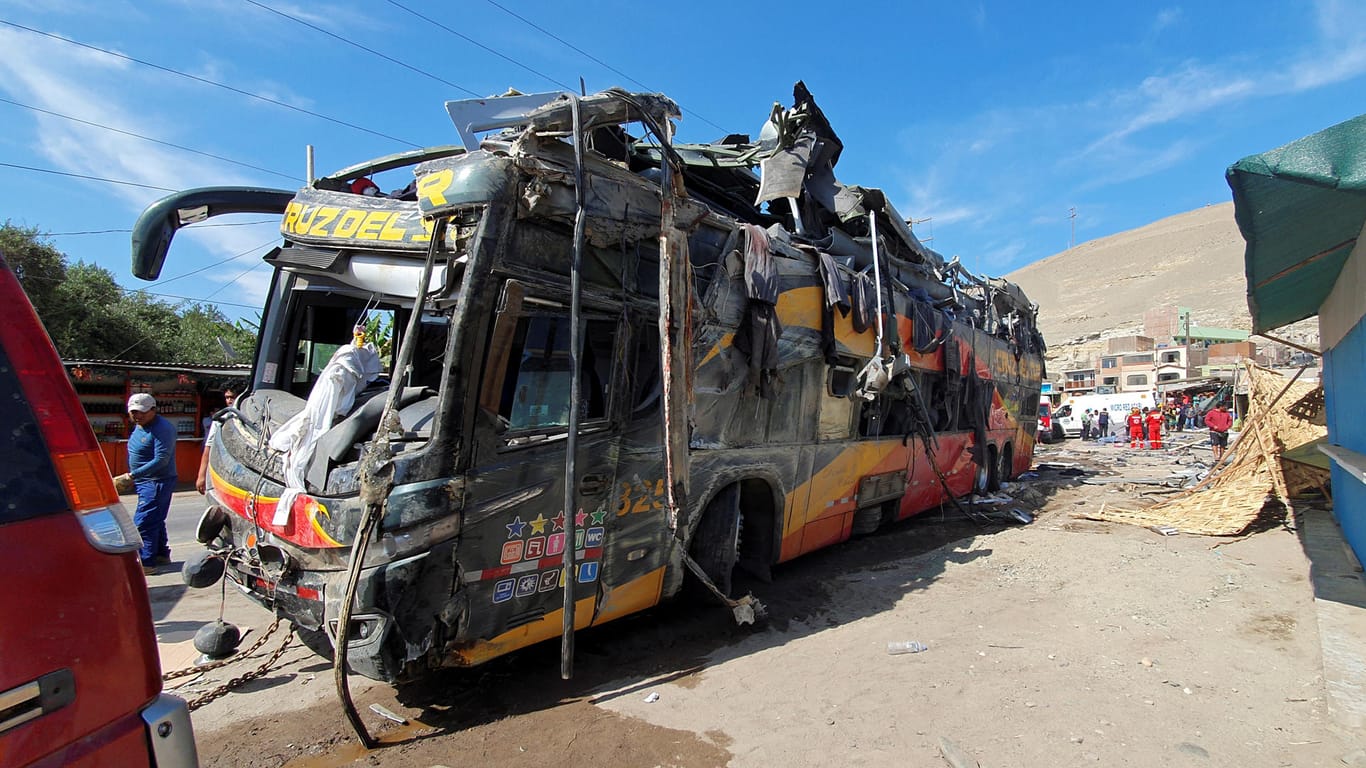 Das Wrack des Busses: In Peru sind bei einem Unfall 16 Menschen gestorben, darunter zwei Deutsche.