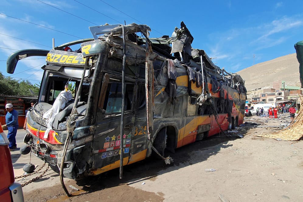 Das Wrack des Busses: In Peru sind bei einem Unfall 16 Menschen gestorben, darunter zwei Deutsche.
