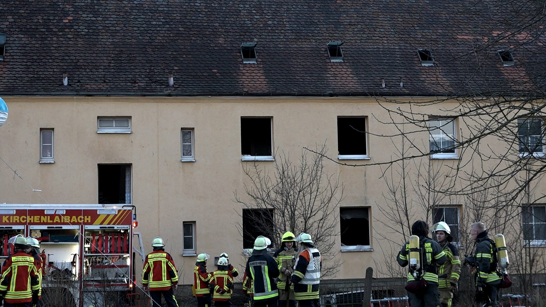 Feuerwehrleute bei einem Brand in einem Mehrfamilienhaus in Speichersdorf: Bei dem Feuer ist ein Mann gestorben.