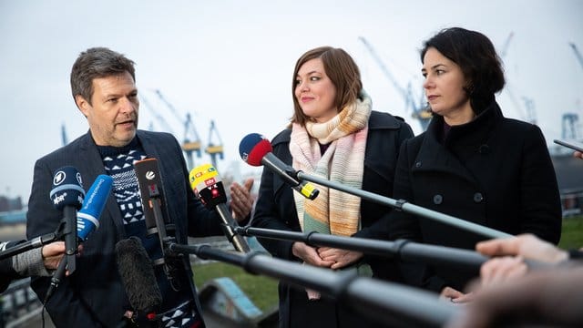 Der Grünen-Vorsitzende Robert Habeck, die Hamburger Spitzenkandidatin Katharina Fegebank und die Vorsitzende Annalena Baerbock nach dem Beginn der Jahresauftakt-Klausur. Der Grünen-Vorsitzende Robert Habeck, die Hamburger Spitzenkandidatin Katharina Fegebank und die Vorsitzende Annalena Baerbock nach dem Beginn der Jahresauftakt-Klausur.