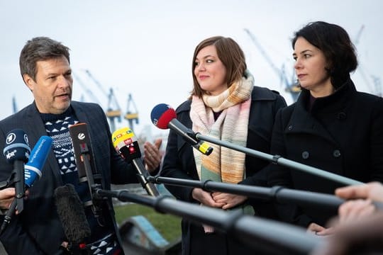 Der Grünen-Vorsitzende Robert Habeck, die Hamburger Spitzenkandidatin Katharina Fegebank und die Vorsitzende Annalena Baerbock nach dem Beginn der Jahresauftakt-Klausur.