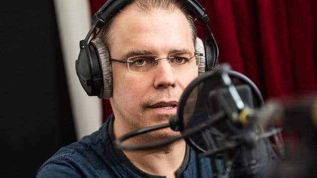 Heiko Grauel wurde in einem Casting als neue Stimme für die Durchsagen in deutschen Bahnhöfen ausgewählt. Heiko Grauel wurde in einem Casting als neue Stimme für die Durchsagen in deutschen Bahnhöfen ausgewählt.