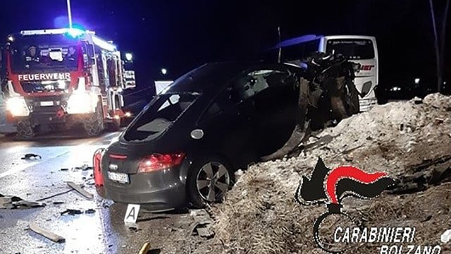 Das von den Carabinieri Bozen herausgegebene Foto zeigt den Unfallwagen. Das von den Carabinieri Bozen herausgegebene Foto zeigt den Unfallwagen.