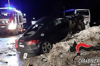 Das von den Carabinieri Bozen herausgegebene Foto zeigt den Unfallwagen.