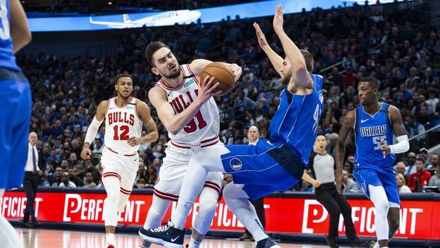 Maxi Kleber (r) feierte mit den Dallas Mavericks einen Sieg gegen die Chicago Bulls. Maxi Kleber (r) feierte mit den Dallas Mavericks einen Sieg gegen die Chicago Bulls.