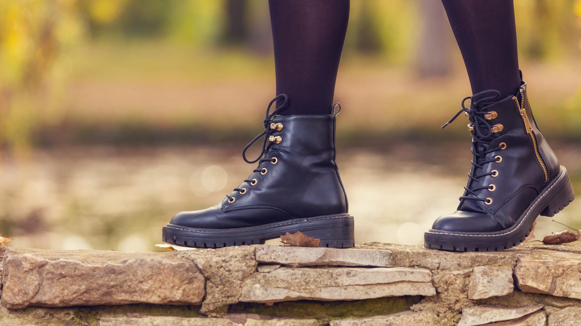 Unbequeme Schuhe: Merken Sie im Alltag, dass Ihnen Schuhe zu eng werden, können Sie im Handel Gelkissen oder Einlagen kaufen, die den Druck nehmen.