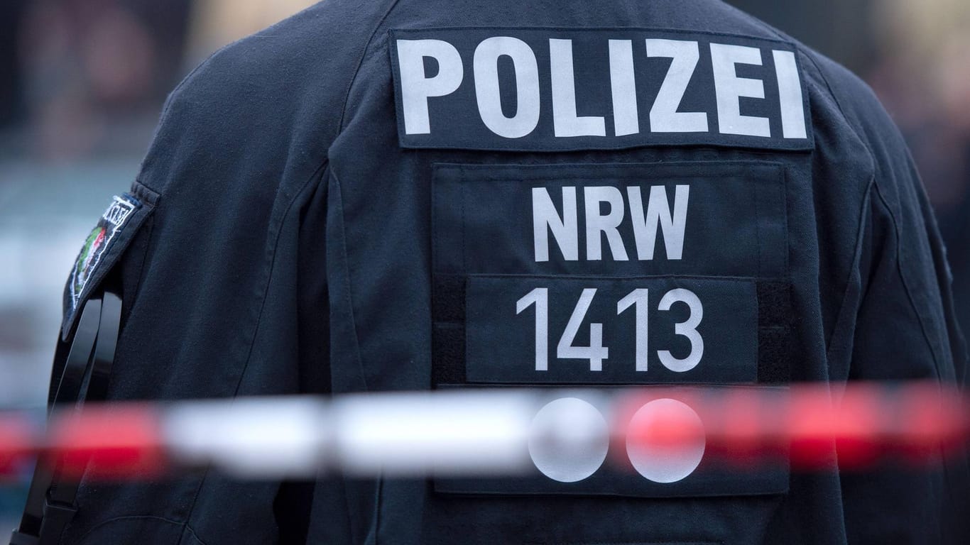 Blick auf die Uniform eines Polizisten in NRW (Symbolbild): Ein Beamter wurde in Essen krankenhausreif geprügelt.