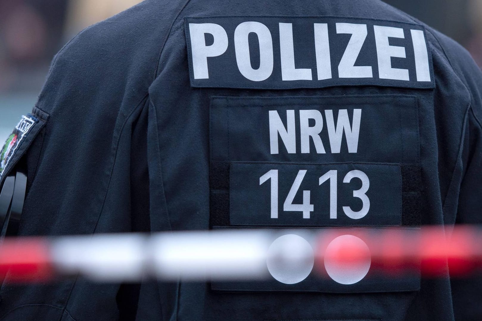 Blick auf die Uniform eines Polizisten in NRW (Symbolbild): Ein Beamter wurde in Essen krankenhausreif geprügelt.