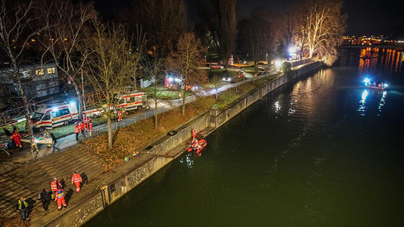 Rettungskräfte am Neckar bei Esslingen: Ein junger Mann ist trotz großer Rettungsaktion ertrunken.