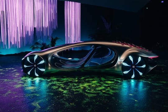 Die Mercedes-Studie "Vision AVTR" fährt mit transparenten Türen vor.