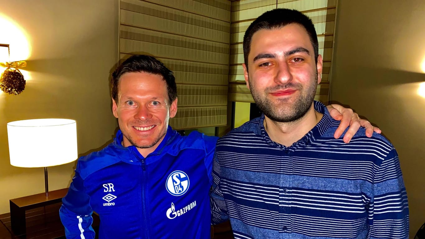 Sascha Riehter (li.) mit t-online.de-Reporter Dominik Sliskovic im Schalker Mannschaftshotel in Fuente Alamo/Spanien.