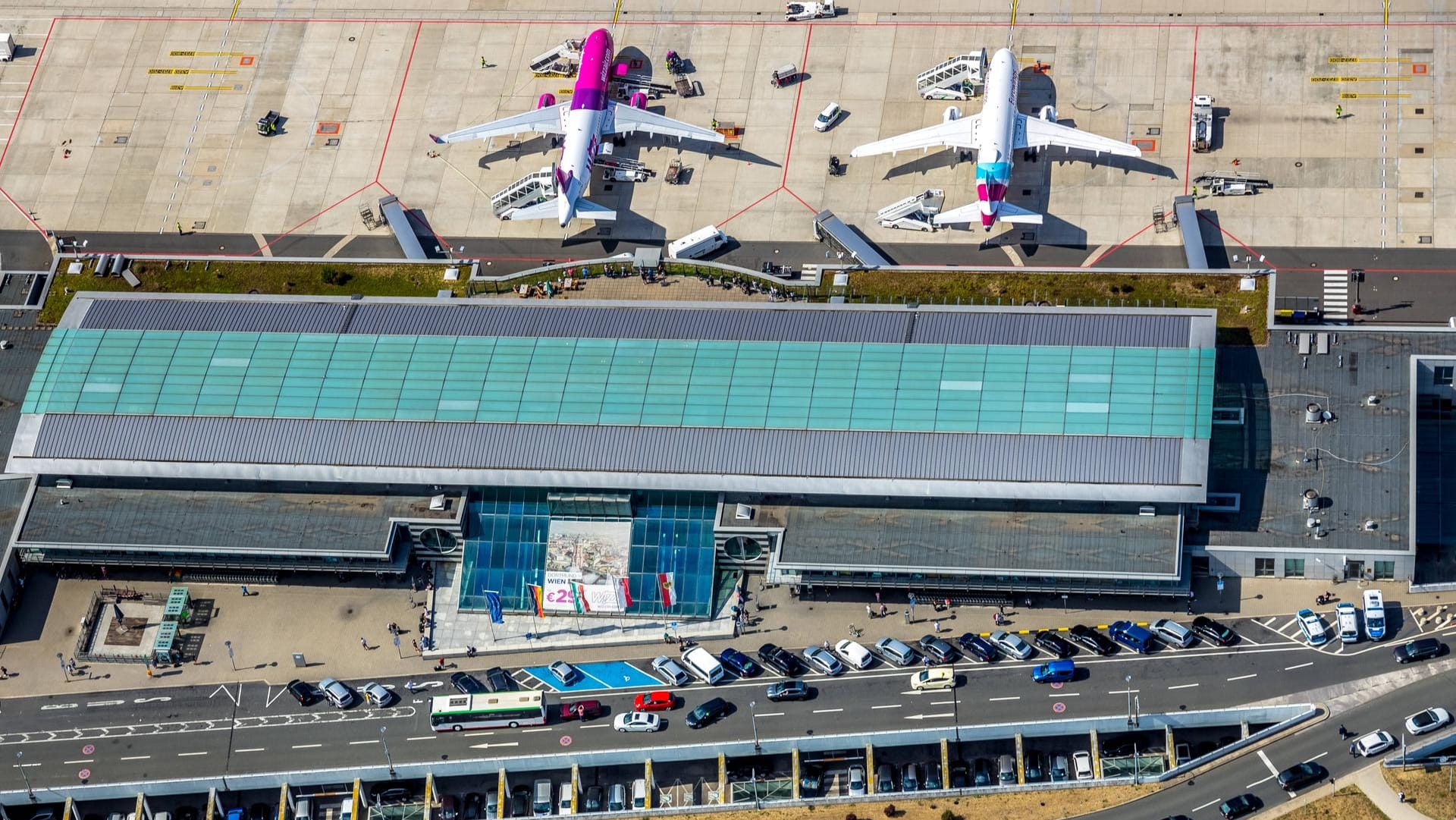 Luftaufnahme vom Flughafen Dortmund: Zu sehen ist das Empfangsgebäude sowie das Abfertigungsgeböude. Luftaufnahme vom Flughafen Dortmund: Zu sehen ist das Empfangsgebäude sowie das Abfertigungsgeböude.