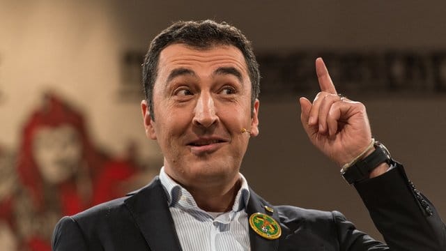 Cem Ödzemir, Bundesvorsitzender von Bündnis 90/Die Grünen, spricht 2015 vor dem Narrengericht als Verteidiger des damaligen Kanzleramtschefs Altmaier (CDU). Cem Ödzemir, Bundesvorsitzender von Bündnis 90/Die Grünen, spricht 2015 vor dem Narrengericht als Verteidiger des damaligen Kanzleramtschefs Altmaier (CDU).