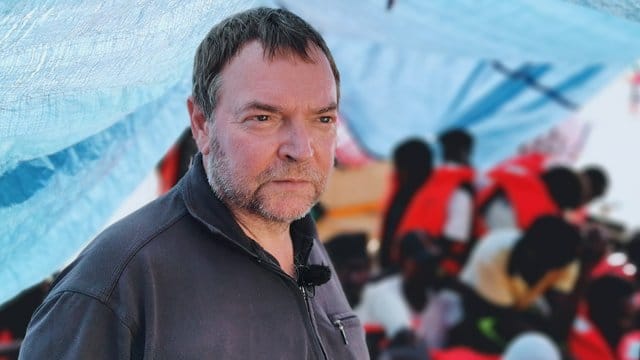 Kapitän Claus-Peter Reisch auf dem Deck des Rettungsschiffes "Eleonore".