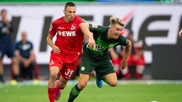 Stand beim VfB Stuttgart beim ersten Training 2020 auf dem Platz: Darko Churlinov (l). Stand beim VfB Stuttgart beim ersten Training 2020 auf dem Platz: Darko Churlinov (l).