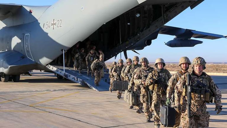 35 Soldaten wurden aus dem Irak ausgeflogen: Der größte Teil der Truppe ist weiterhin im Land.