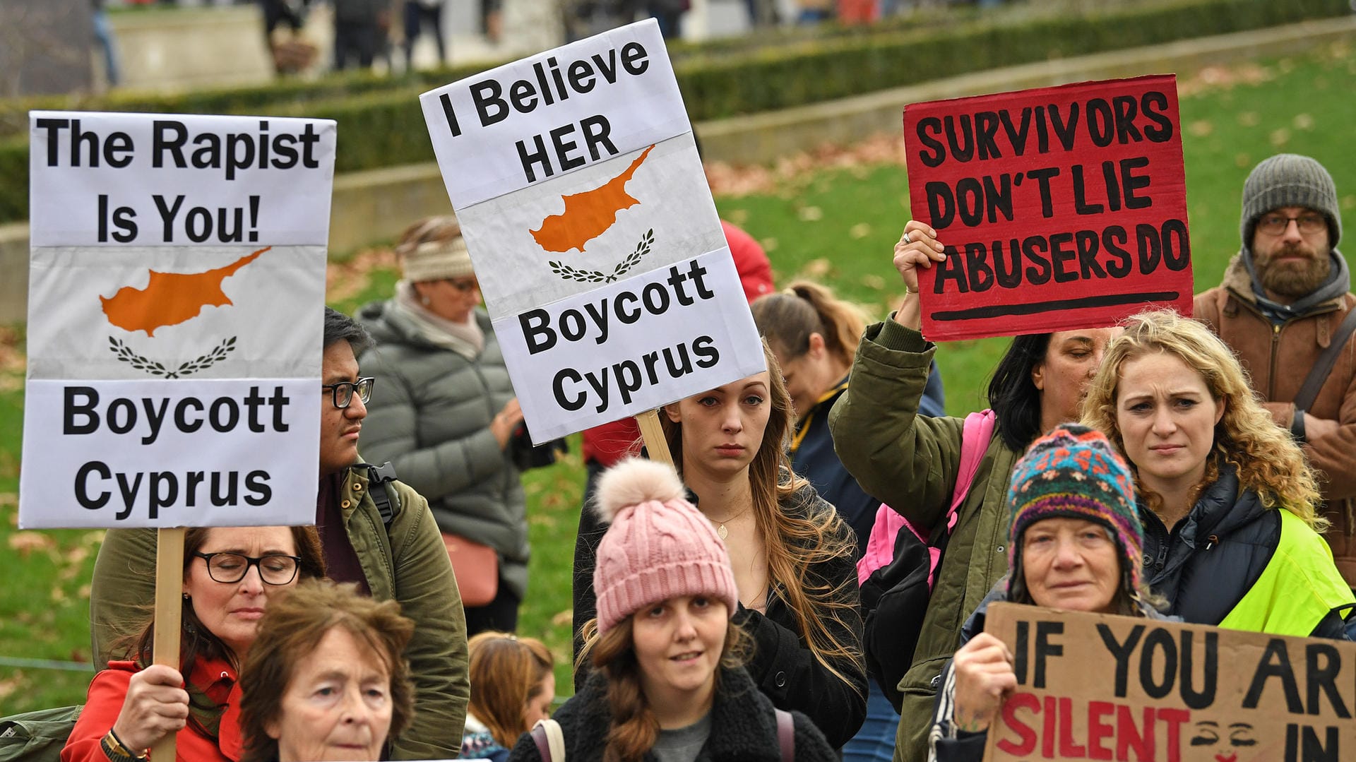 Frauen demonstrieren mit Plakaten vor dem Gericht in Zypern. Frauen demonstrieren mit Plakaten vor dem Gericht in Zypern.