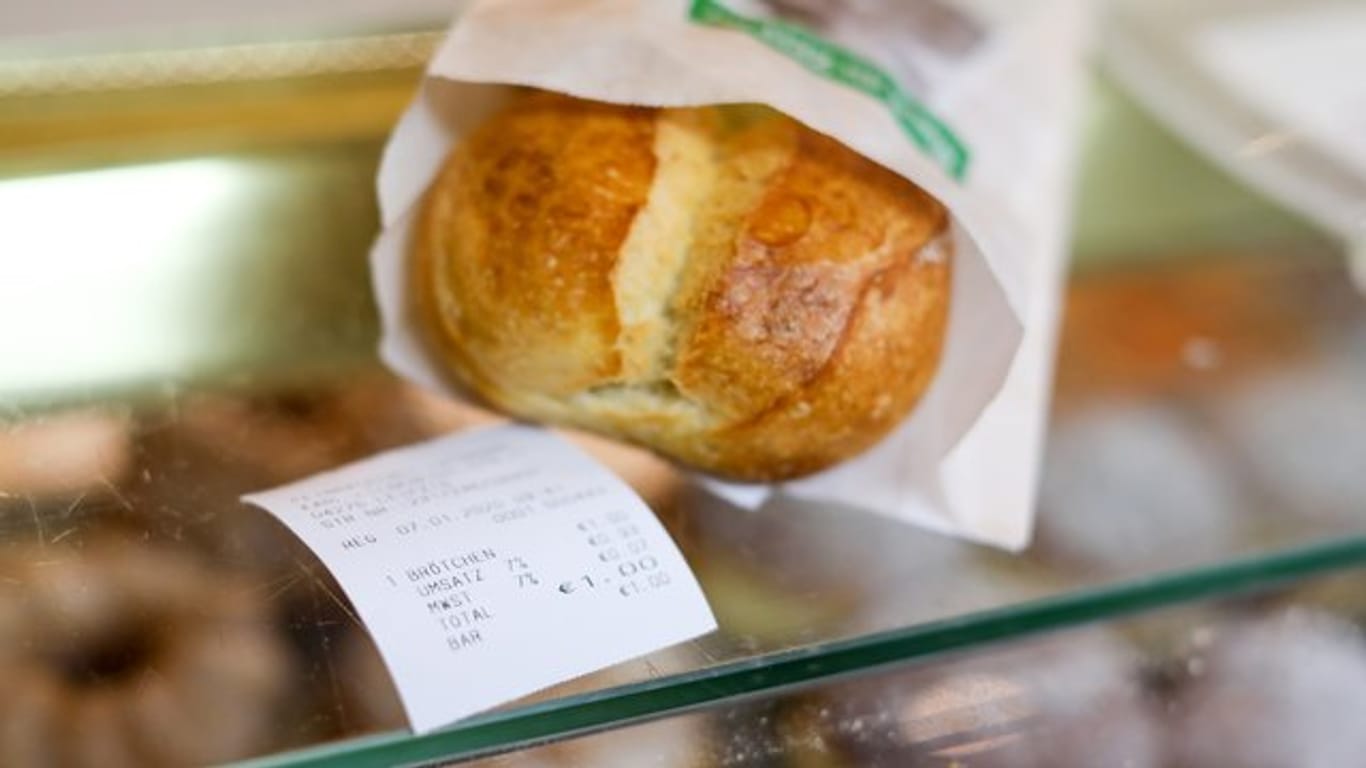 Beim Brötchenkauf gibt es jetzt den Kassenzettel dazu - die Bonpflicht stößt vor allem bei Bäckereien auf Kritik.