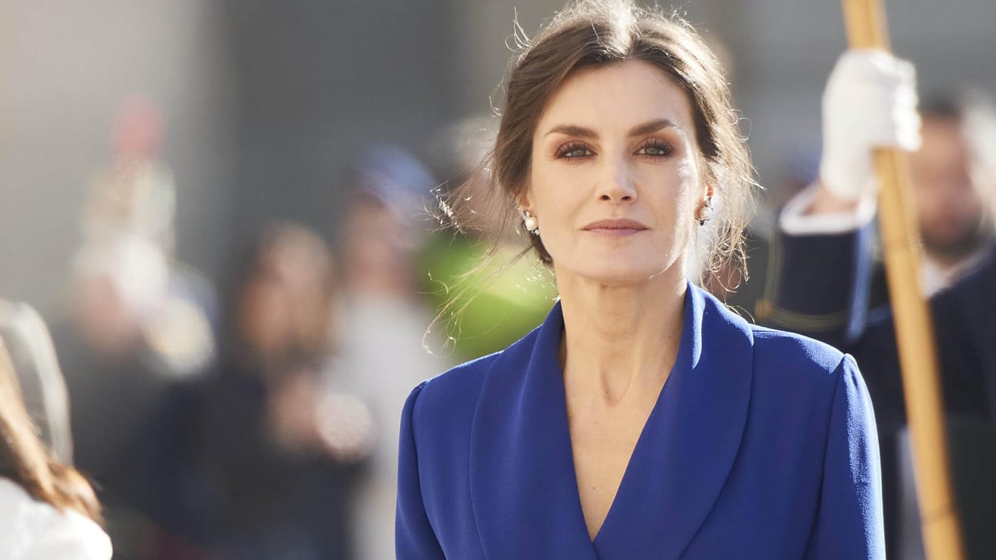 Königin Letizia: Für den ersten Auftritt im neuen Jahr wählte sie ein bodenlanges blaues Kleid mit tiefem Beinschlitz.