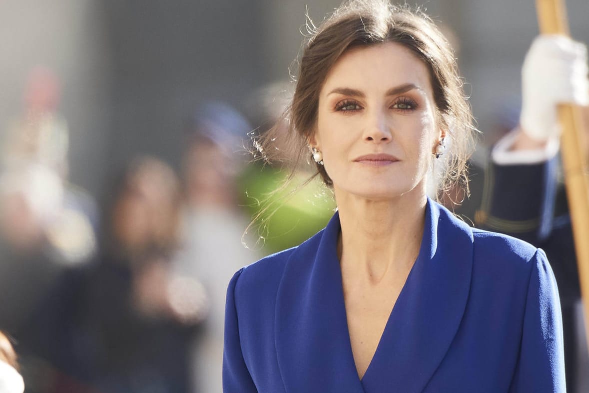 Königin Letizia: Für den ersten Auftritt im neuen Jahr wählte sie ein bodenlanges blaues Kleid mit tiefem Beinschlitz.