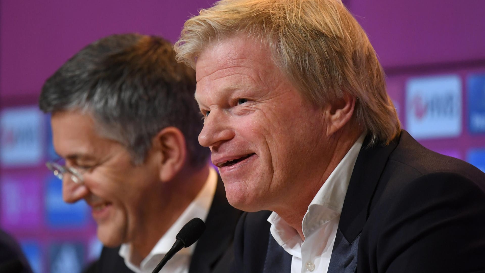 Wird als Vorstandsmitglied nach eigenen Angaben nicht jubelnd zur Eckfahne rennen: Ex-Torhüter Oliver Kahn (r.) neben Präsident Herbert Hainer (l.).