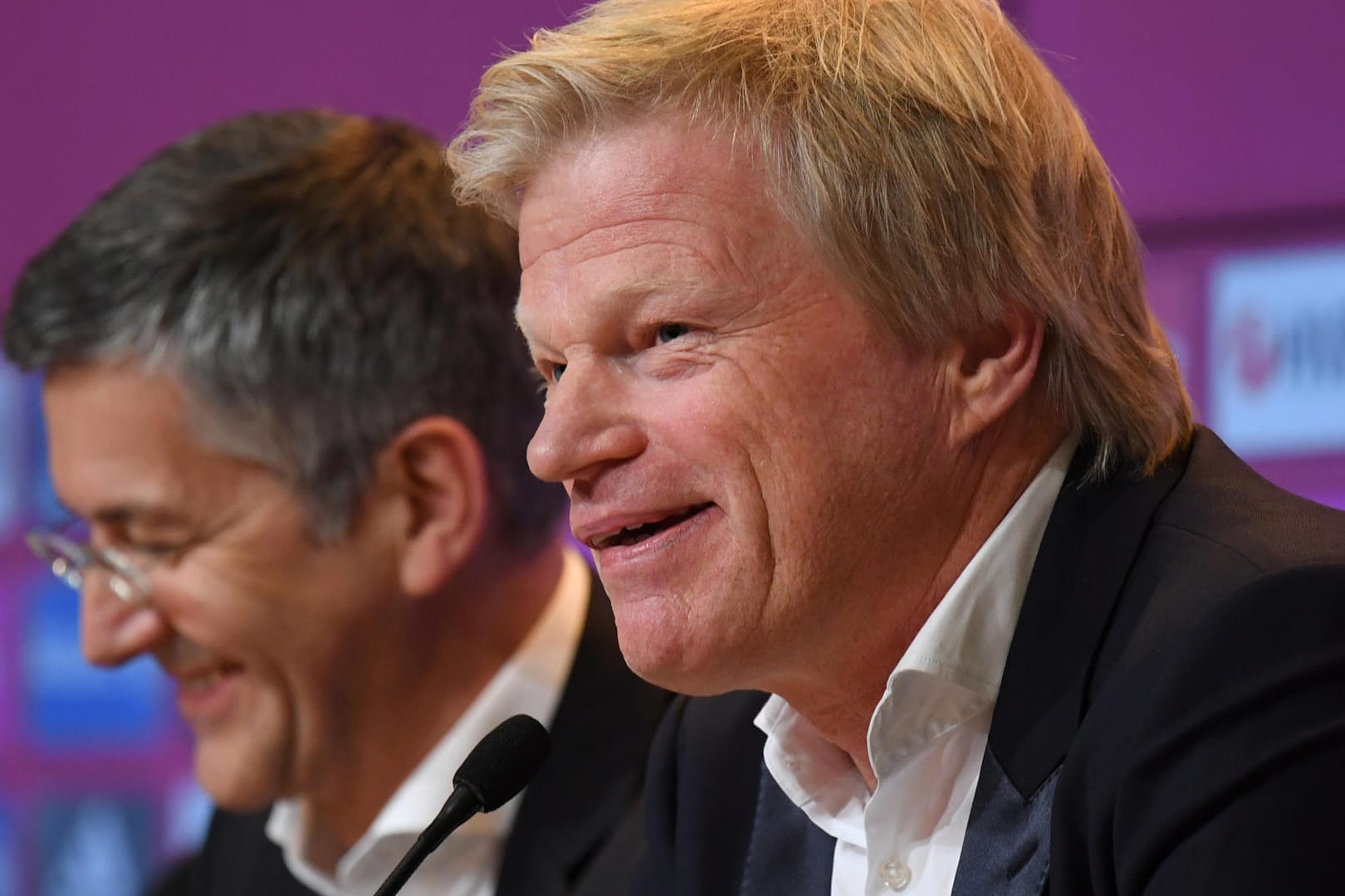 Wird als Vorstandsmitglied nach eigenen Angaben nicht jubelnd zur Eckfahne rennen: Ex-Torhüter Oliver Kahn (r.) neben Präsident Herbert Hainer (l.).