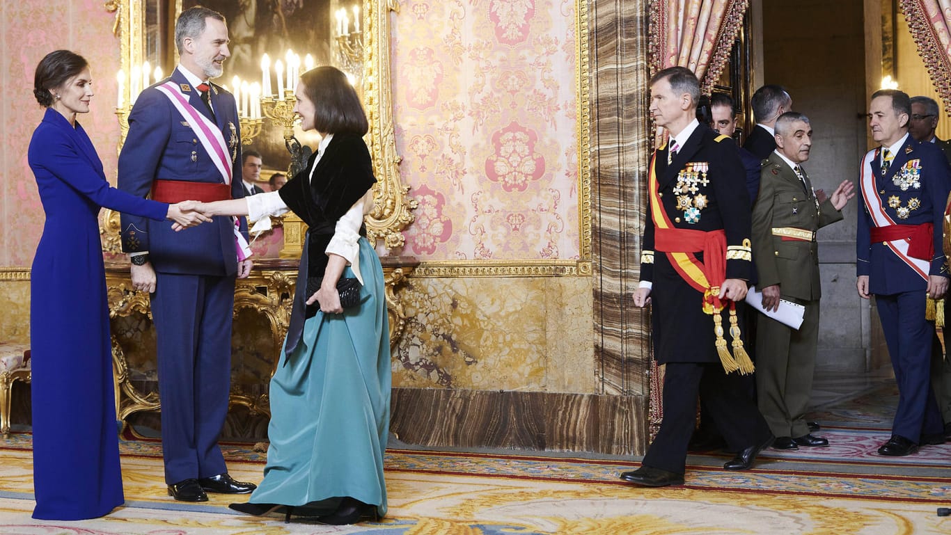 Königin Letizia und König Felipe: Das royale Paar beim Empfang im Palast.