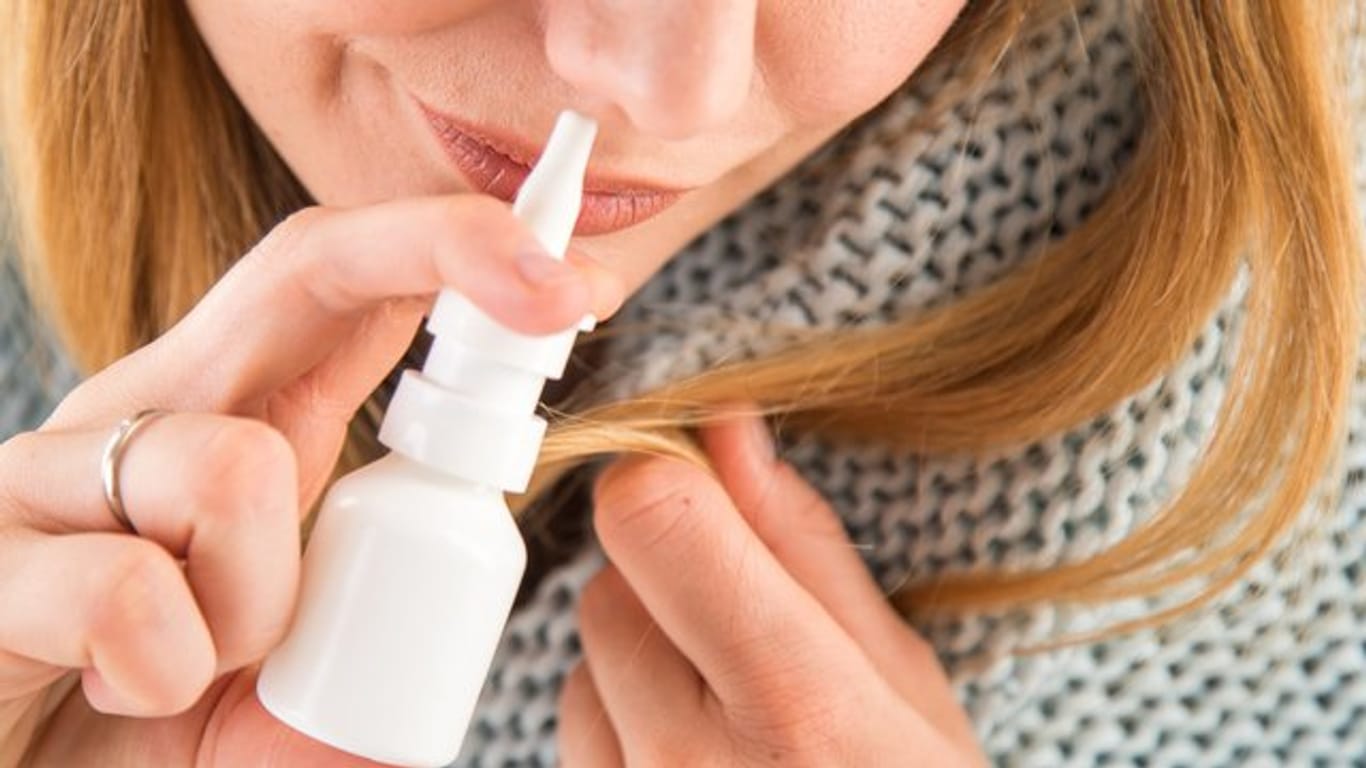 Nicht zu lang nehmen: Die Schleimhäute können sich an Nasenspray gewöhnen - ohne das Medikament wird die Nase dann gar nicht mehr frei.