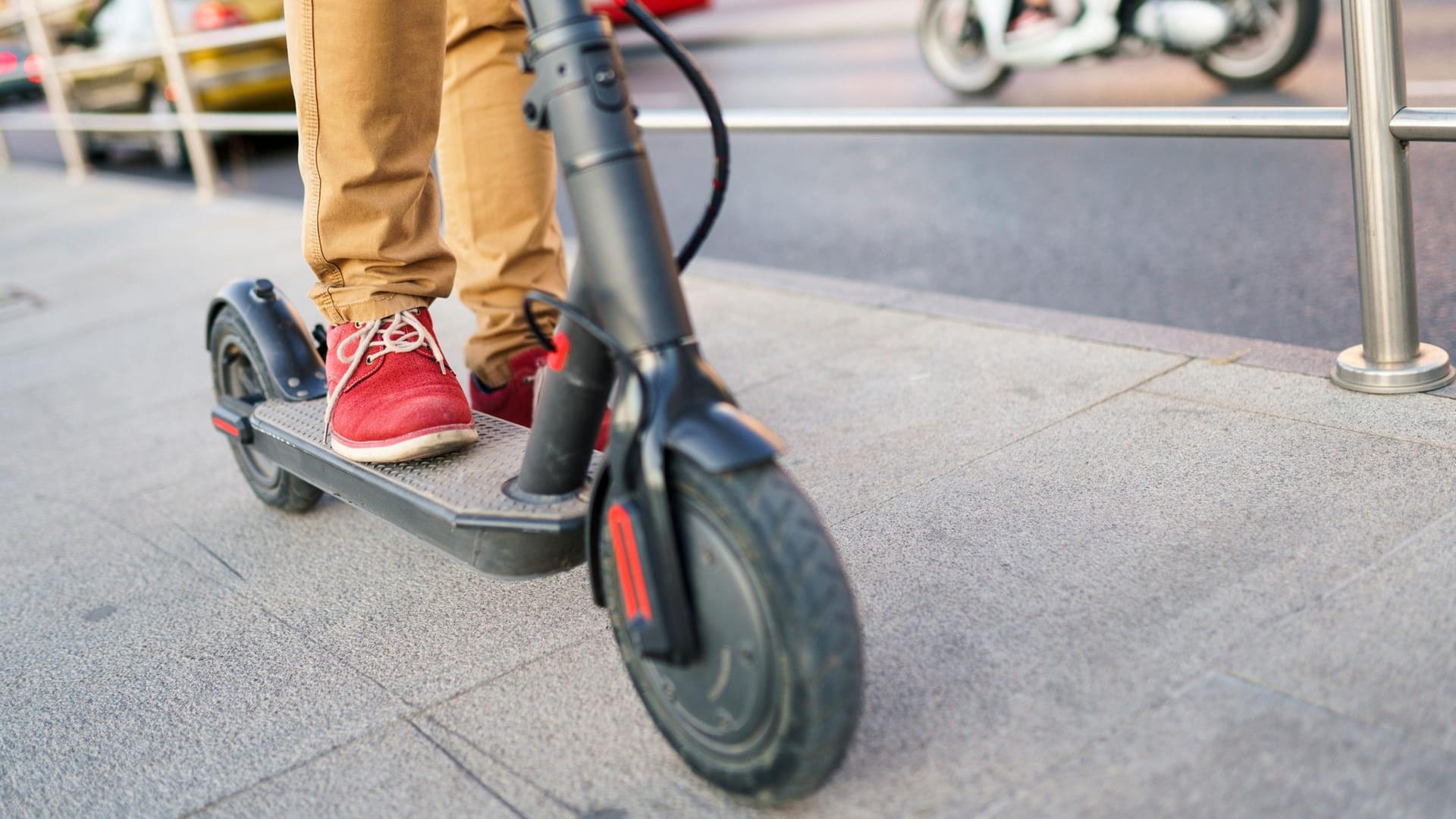Ein Mann auf einem E-Scooter: In Bielefeld ist ein 26-Jähriger betrunken auf einem E-Scooter gefahren (Symbolbild).