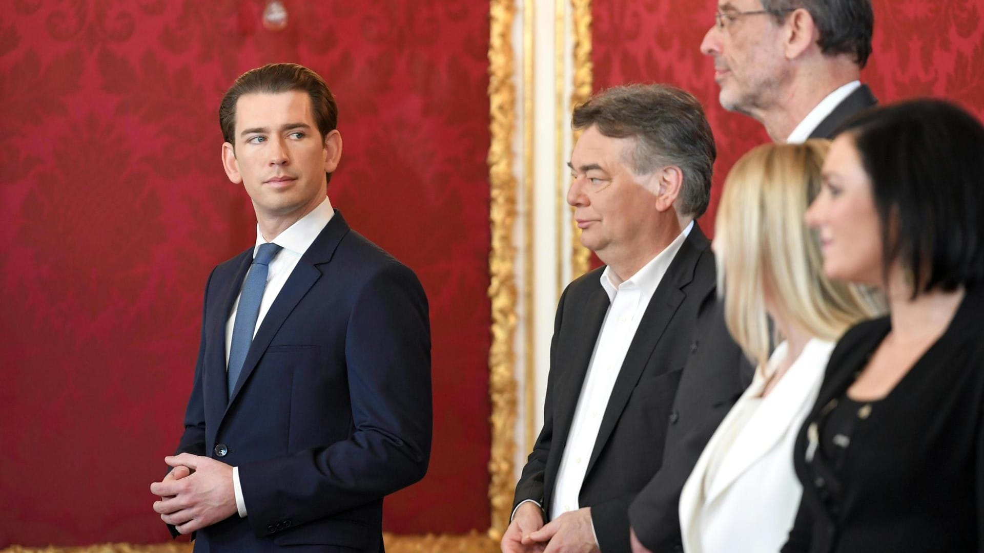 Sebastian Kurz (links) und weitere Regierunsmitglieder bei der Vereidigungszeremonie: Noch nie regierten mehr Frauen in dem Kabinett mit. Sebastian Kurz (links) und weitere Regierunsmitglieder bei der Vereidigungszeremonie: Noch nie regierten mehr Frauen in dem Kabinett mit.