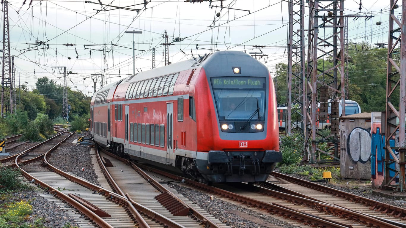 Ein Zug der Deutschen Bahn in Richtung Köln/Bonn: Auf der Strecke zwischen Köln und Bonn kommt es in 2020 zu Einschränkungen.