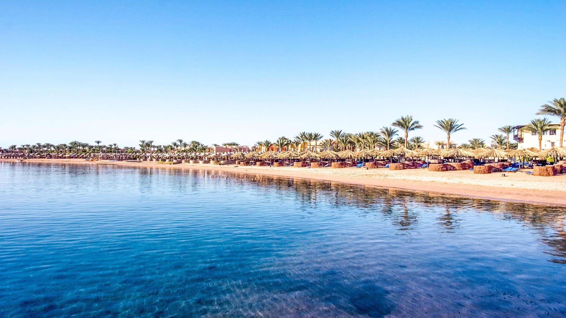 Hotel Jaz Makadina: In der Makadi-Bucht am Roten Meer, nur wenige Schritte vom Strand entfernt, ist das Fünf-Sterne-Hotel der ideale Ausgangspunkt für eine Schnorchel-Tour oder einen Tauchgang zum nahen Korallenriff.