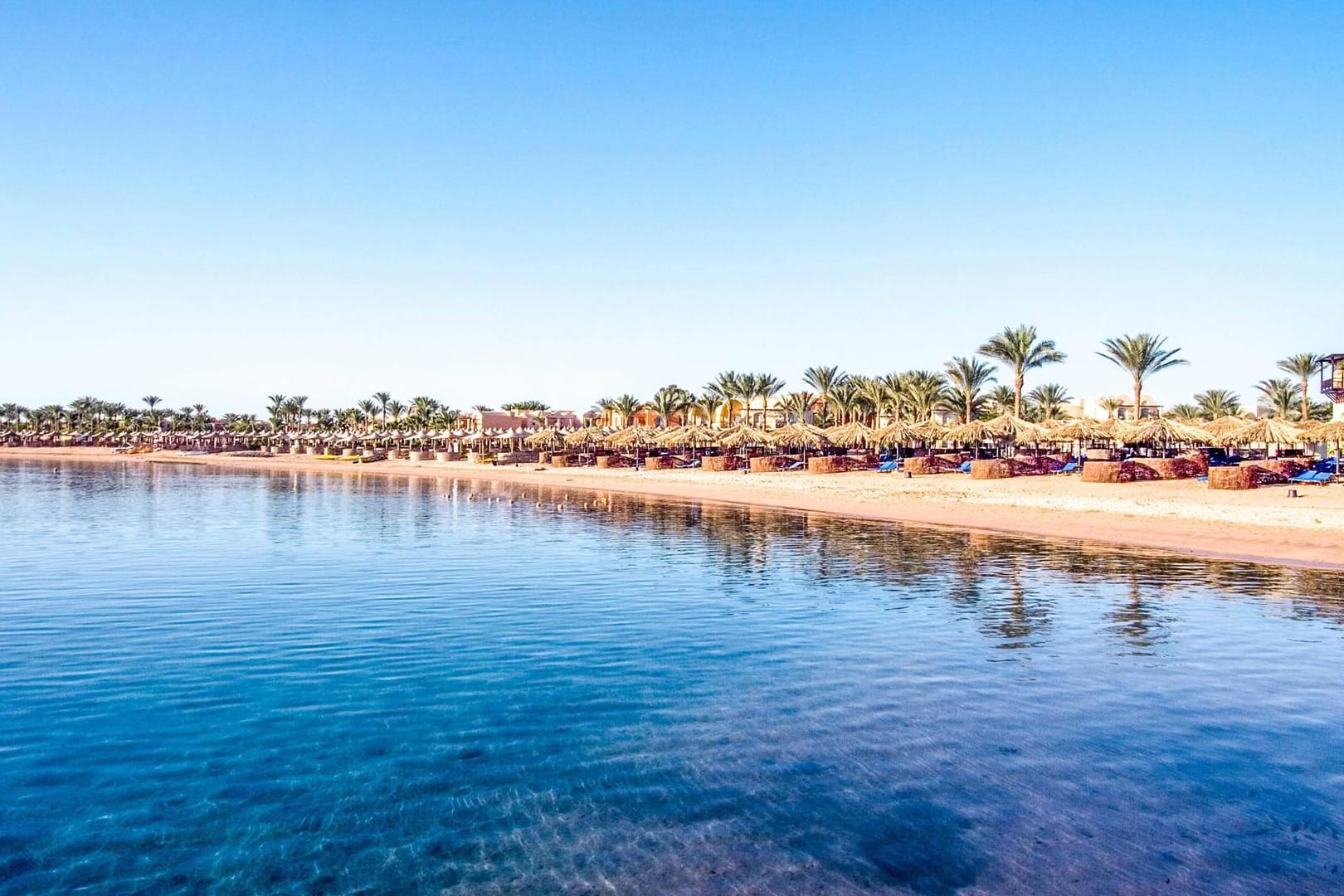 Hotel Jaz Makadina: In der Makadi-Bucht am Roten Meer, nur wenige Schritte vom Strand entfernt, ist das Fünf-Sterne-Hotel der ideale Ausgangspunkt für eine Schnorchel-Tour oder einen Tauchgang zum nahen Korallenriff.