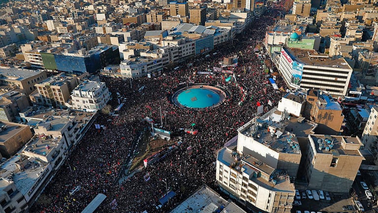 Nach dem Tod des iranischen Generals gehen in Teheran hunderttausende Menschen auf die Straße.