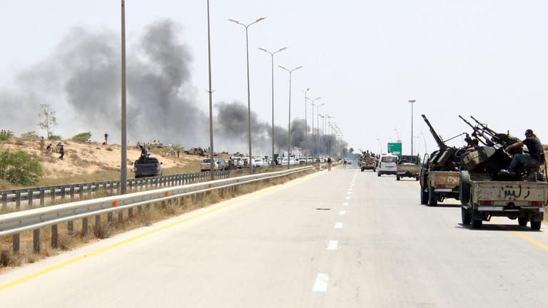 Libysche Armeefahrzeuge rücken auf Sirte vor: Die umkämpfte Stadt liegt war bisher von den Truppen der Regierung kontrolliert worden.