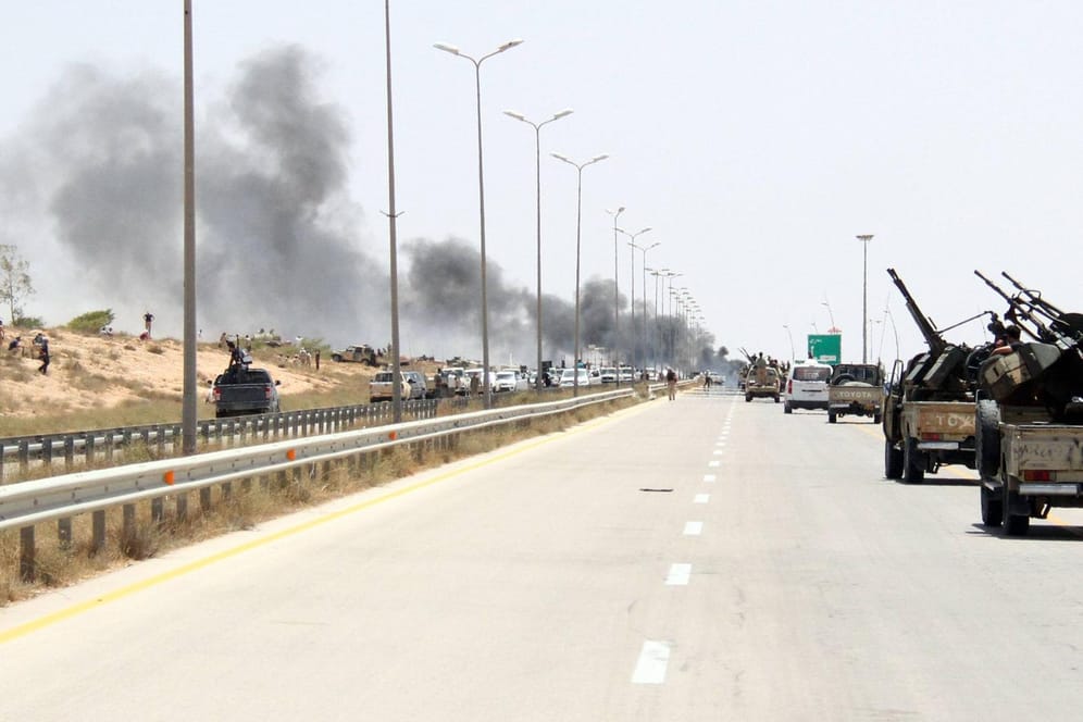Libysche Armeefahrzeuge rücken auf Sirte vor: Die umkämpfte Stadt liegt war bisher von den Truppen der Regierung kontrolliert worden.
