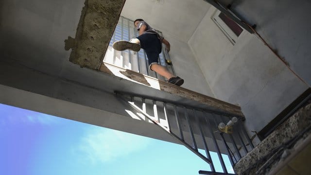 Ein Junge klettert durch das beschädigte Haus seiner Tante, das nach einem Erdbeben teilweise eingestürzt ist. Ein Junge klettert durch das beschädigte Haus seiner Tante, das nach einem Erdbeben teilweise eingestürzt ist.