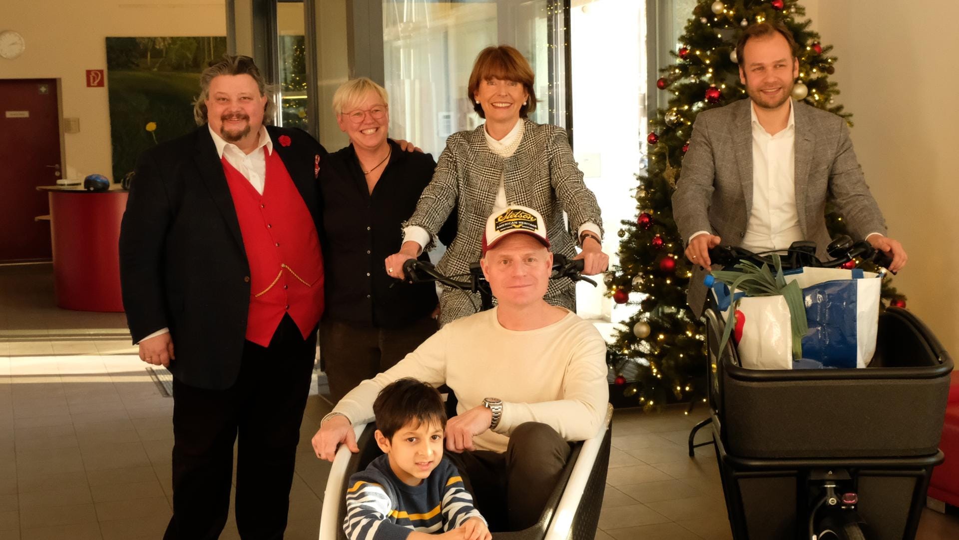 Übergaben die Lastenräder: Thomas Cüpper (Sitzungspräsident), Dagmar Rose (Personalrat), Oberbürgermeisterin Henriette Reker, Guido Cantz und Robert Voigtsberger (Beigeordneter). Übergaben die Lastenräder: Thomas Cüpper (Sitzungspräsident), Dagmar Rose (Personalrat), Oberbürgermeisterin Henriette Reker, Guido Cantz und Robert Voigtsberger (Beigeordneter).
