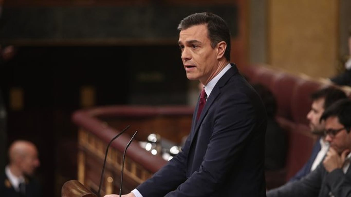 Pedro Sanchez erhielt 167 Ja-Stimmen, 165 Abgeordnete stimmten gegen ihn.